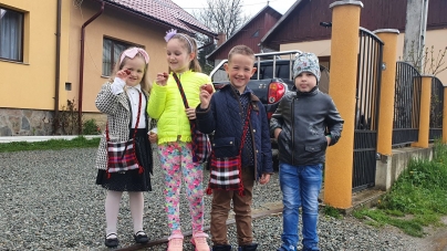 „Tradiția mersului în tez”: În estul Maramureșului, daruri speciale copiilor care anunță sfânta sărbătoare a Învierii Domnului! Ei primesc cadouri!