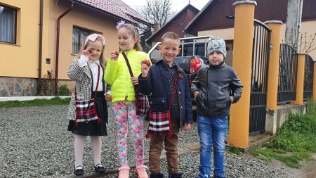 Tradiția „umblatului în tez”: Micuții din estul Maramureșului au primit ouă roșii încondeiate ca răsplată că au vestit Învierea Domnului (VIDEO ȘI FOTO)