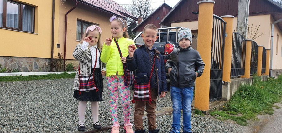 Tradiția „umblatului în tez”: Micuții din estul Maramureșului au primit ouă roșii încondeiate ca răsplată că au vestit Învierea Domnului (VIDEO ȘI FOTO)