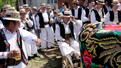 Paști tradițional cu datina agrară în Maramureș: Obiceiul vestit al Udătoriului de marea sărbătoare revine în 2023 cu program artistic la Șurdești!