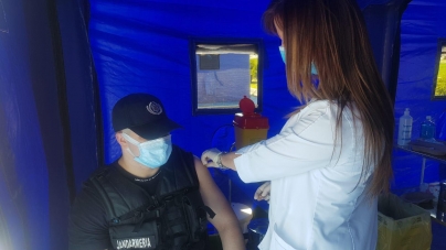Vaccinarea în Maramureș: Exemplu pentru semeni, oferit de doi jandarmi! Ei s-au imunizat anti-COVID-19 la Baia Mare Drive Through (VIDEO ȘI FOTO)