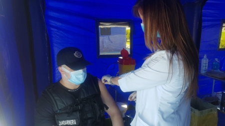 Vaccinarea în Maramureș: Exemplu pentru semeni, oferit de doi jandarmi! Ei s-au imunizat anti-COVID-19 la Baia Mare Drive Through (VIDEO ȘI FOTO)