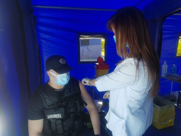 Vaccinarea în Maramureș: Exemplu pentru semeni, oferit de doi jandarmi! Ei s-au imunizat anti-COVID-19 la Baia Mare Drive Through (VIDEO ȘI FOTO)