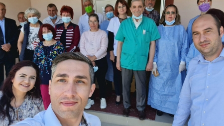 Inedit: Medicul Valeriu Gheorghiță a mers să vaccineze în satul său natal din județul Argeș (FOTO)