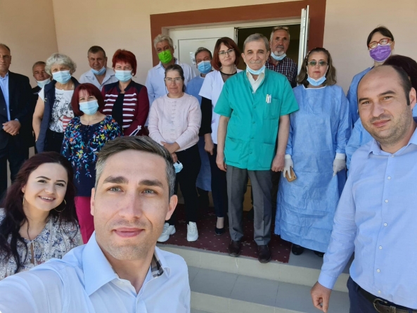 Inedit: Medicul Valeriu Gheorghiță a mers să vaccineze în satul său natal din județul Argeș (FOTO)