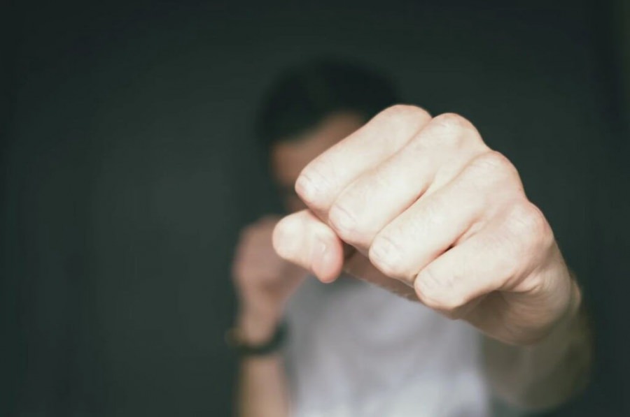 Violență în familie: Un tânăr de 18 ani și-a agresat mama, iar apoi a plecat de acasă