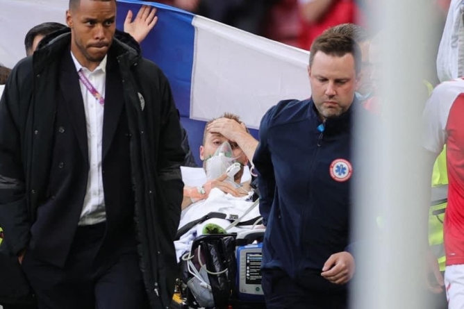 Fotbalistul danez Christian Eriksen, prăbuşit pe teren, din senin, în timpul meciului Danemarca – Finlanda de la Euro 2020. Anunţul UEFA (FOTO)