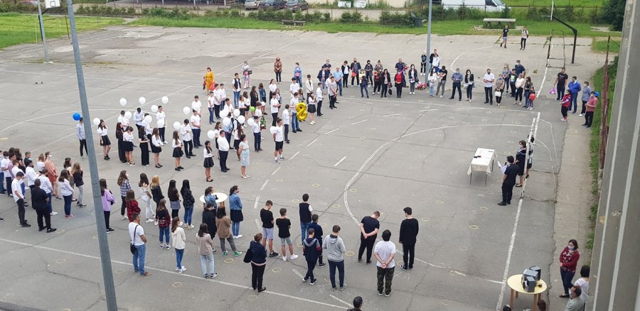 Un nou început: Clopoțelul a sunat pentru ultima dată pentru absolvenții claselor a VIII-a (FOTO)