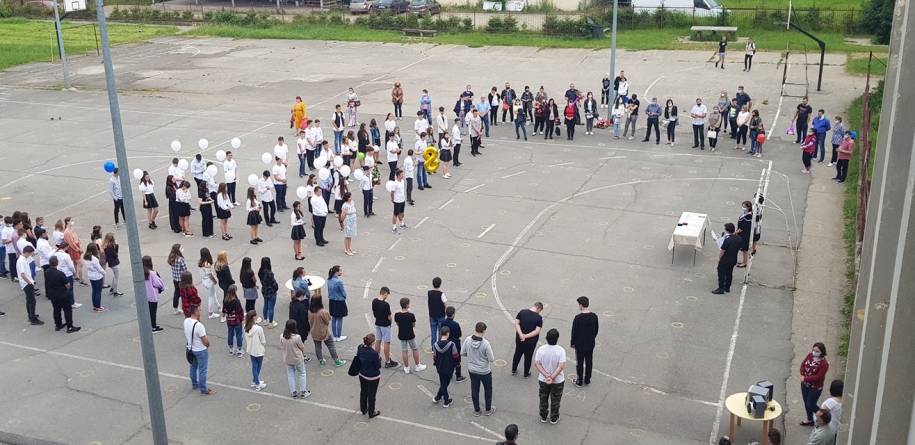 Un nou început: Clopoțelul a sunat pentru ultima dată pentru absolvenții claselor a VIII-a (FOTO)