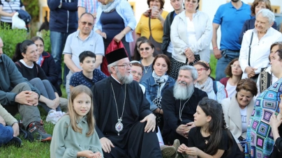 Un grup de credincioși din București – însoțiți de Părintele Vasile Ioana – au vizitat Mănăstirea Bârsana; Au fost întâmpinați de PS Episcop Iustin (FOTO)