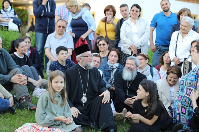 Un grup de credincioși din București – însoțiți de Părintele Vasile Ioana – au vizitat Mănăstirea Bârsana; Au fost întâmpinați de PS Episcop Iustin (FOTO)