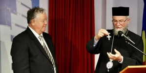 La împlinirea vârstei de 70 de ani: Dr. Teodor Ardelean, directorul Bibliotecii Județene, distins cu Ordinul Omagial și Medalia Omagială „Justinian Arhiepiscopul”