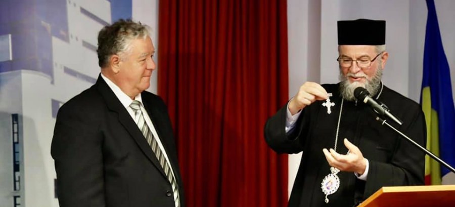 La împlinirea vârstei de 70 de ani: Dr. Teodor Ardelean, directorul Bibliotecii Județene, distins cu Ordinul Omagial și Medalia Omagială „Justinian Arhiepiscopul”