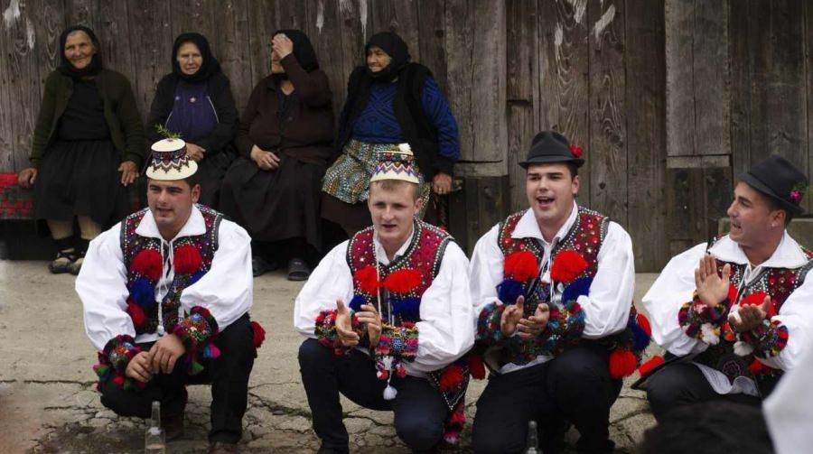 Super: Crâmpeie din Maramureș vor ajunge la Institutul Cultural Român de la Madrid, prin intermediul expoziției „Maramureș: tradiții și povești” (FOTO)