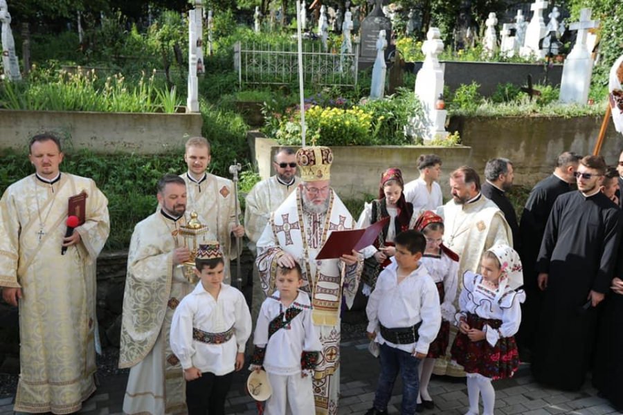 A fost târnosită biserica din Botiza; PS Iustin a binecuvântat şi noua sală socială a parohiei, care a primit numele „Justinian Arhiepiscopul” (FOTO)