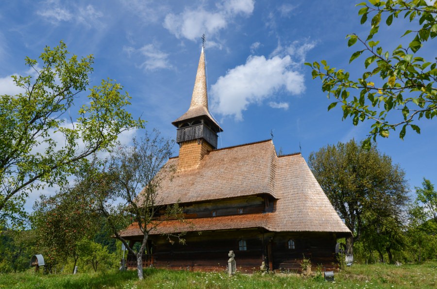 Frumusețile Maramureșului: Biserica “Intrarea Maicii Domnului”, Bârsana, bijuteria din lemn de o valoare inestimabilă care arată, realmente, valoarea credinței