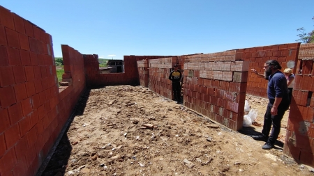 „Construiește o casă, zidește suflete”: Proiectul implementat în zona afectată de inundații merge, cu pași repezi, spre finalizarea primei locuințe