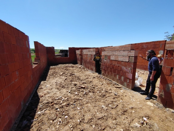 „Construiește o casă, zidește suflete”: Proiectul implementat în zona afectată de inundații merge, cu pași repezi, spre finalizarea primei locuințe