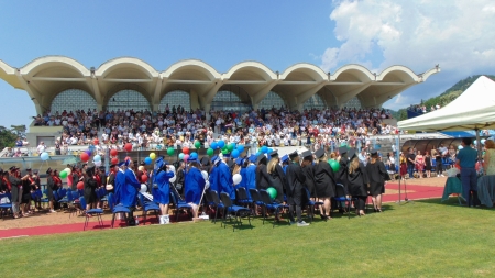 Emoții și bucurie: Cursul festiv al absolvenților Facultății de Litere din Baia Mare s-a desfășurat pe stadionul ”Viorel Mateianu” (FOTO)