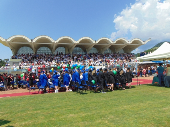 Emoții și bucurie: Cursul festiv al absolvenților Facultății de Litere din Baia Mare s-a desfășurat pe stadionul ”Viorel Mateianu” (FOTO)