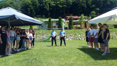 Campania „vacanță în siguranță”: Jandarmii au făcut echipă, pentru început, cu elevi ai Colegiului „Mihai Eminescu”