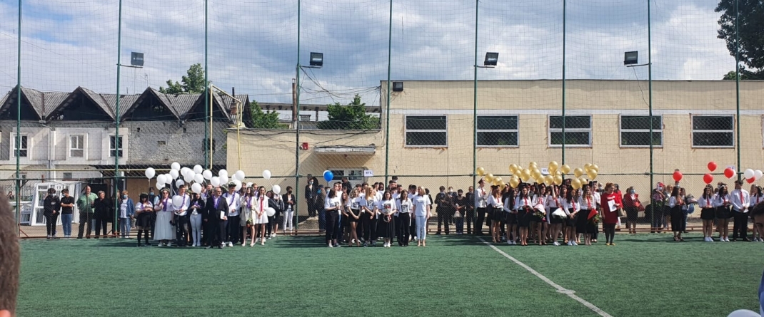 Emoții, lacrimi și zâmbete: Clopoțelul a sunat pentru ultima dată pentru elevii claselor a XII-a (FOTO)