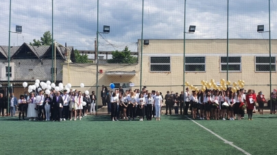 Emoții, lacrimi și zâmbete: Clopoțelul a sunat pentru ultima dată pentru elevii claselor a XII-a (FOTO)