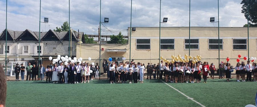 Emoții, lacrimi și zâmbete: Clopoțelul a sunat pentru ultima dată pentru elevii claselor a XII-a (FOTO)