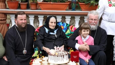 Maria Bontoș din Plopiș a împlinit recent 100 de ani; Ierarhii i-au oferit Crucea „Justinian Arhiepiscopul” pentru mireni (FOTO)