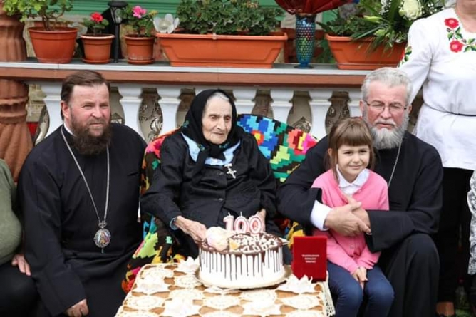 Maria Bontoș din Plopiș a împlinit recent 100 de ani; Ierarhii i-au oferit Crucea „Justinian Arhiepiscopul” pentru mireni (FOTO)