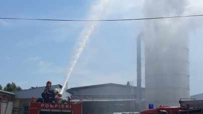 Situații de urgență: Acoperișul unei case din Petrova a luat foc, iar un ciclon de rumeguș a ars în Cicârlău