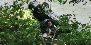 Urmări: Șoferul contrabandist în vârstă de 33 de ani care a plonjat cu mașina în râul Vișeu a decedat. Anunțul IPJ Maramureș