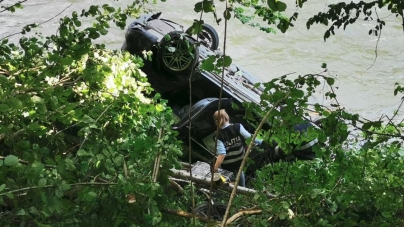 Urmări: Șoferul contrabandist în vârstă de 33 de ani care a plonjat cu mașina în râul Vișeu a decedat. Anunțul IPJ Maramureș