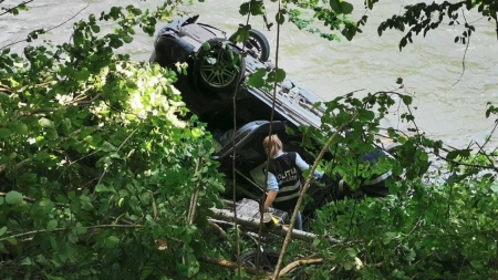 Urmări: Șoferul contrabandist în vârstă de 33 de ani care a plonjat cu mașina în râul Vișeu a decedat. Anunțul IPJ Maramureș