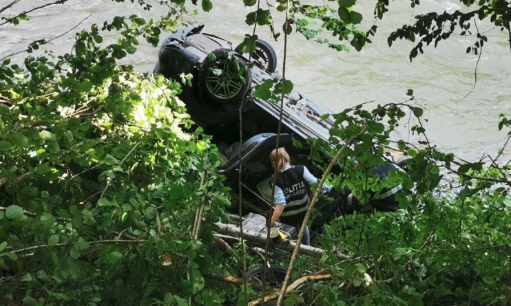 Actualizare: Scene din film polițist: Un contrabandist a plonjat cu mașina în râul Vișeu, nu înainte de a provoca un accident rutier cu victime (VIDEO ȘI FOTO)
