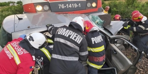 Accident feroviar în Maramureș: Mașină lovită de tren în Bușag. Victima e un tânăr în vârstă de 22 de ani. A fost transportat imediat la spital (VIDEO ȘI FOTO)