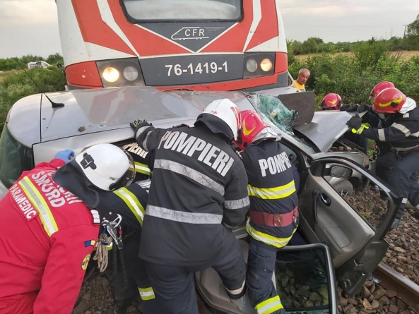 Accident feroviar în Maramureș: Mașină lovită de tren în Bușag. Victima e un tânăr în vârstă de 22 de ani. A fost transportat imediat la spital (VIDEO ȘI FOTO)