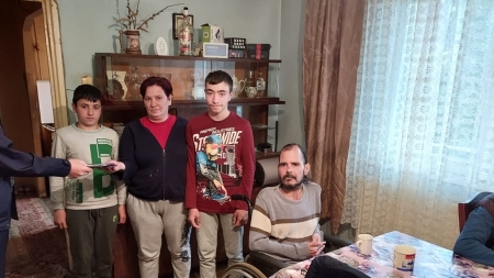 Solidaritate: Polițiștii rutieri au oferit voucherele primite în urma donării de sânge unei familii greu încercate