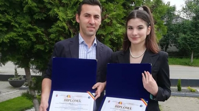 Recunoaștere: Eleva din Tăuții Măgherăuș a cărei pictură va fi imprimată pe un costum de cosmonaut și dirigintele ei, răsplătiți cu diplome de apreciere (FOTO)