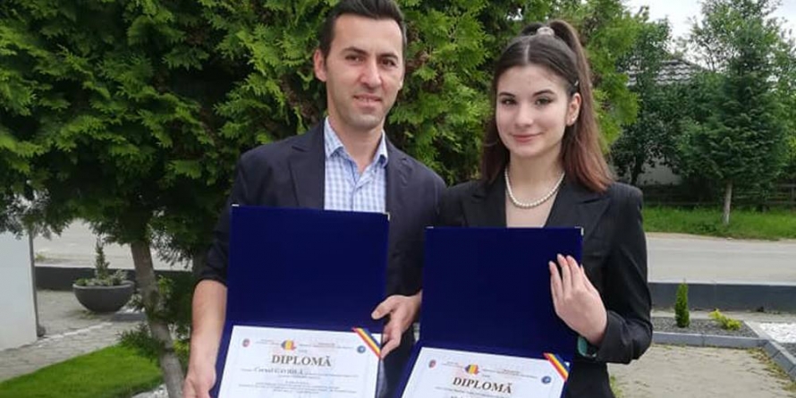 Recunoaștere: Eleva din Tăuții Măgherăuș a cărei pictură va fi imprimată pe un costum de cosmonaut și dirigintele ei, răsplătiți cu diplome de apreciere (FOTO)
