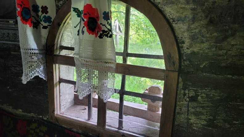 Pericol la un lăcaș: Biserica ”Nașterea Domnului” din Hărnicești se degradează! E nevoie clar de intervenția autorităților, pentru a salva acum biserica (FOTO)