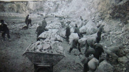 Poveste emoționantă: „Într-o noapte s-a oprit la poarta casei noastre o maşină a Securităţii, care l-a luat pe tata”