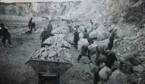 Poveste emoționantă: „Într-o noapte s-a oprit la poarta casei noastre o maşină a Securităţii, care l-a luat pe tata”