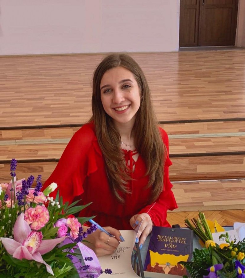 Talent și seriozitate: La doar 15 ani, Carina Hojda din Moisei și-a lansat deja cea de-a doua carte (FOTO)