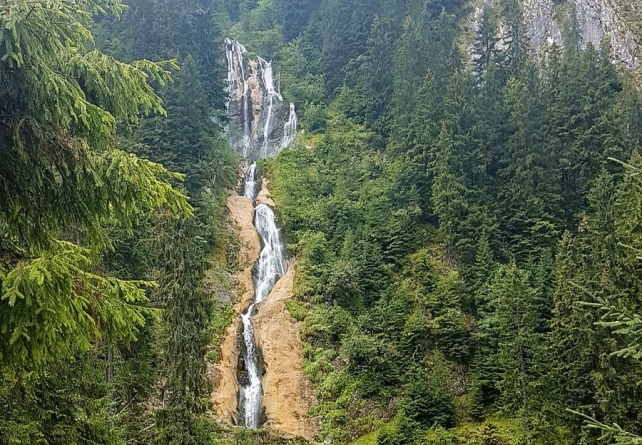 Vizitează Maramureșul!: Cascada Cailor, minunăția aflată lângă stațiunea turistică Borșa. Care este povestea despre care se vehiculează că ar da numele locului