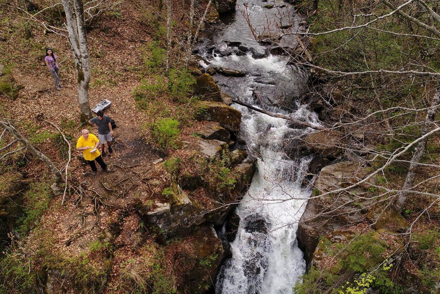 Vizitează Maramureșul!: Cascada Șipot din Săpânța face și Bigărul invidios. Povestea cascadei mai puțin știute, aproape de frontiera cu Ucraina (VIDEO ȘI FOTO)