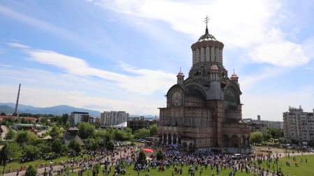Se împlinesc 19 ani de la târnosirea demisolului Catedralei Episcopale „Sfânta Treime” din Baia Mare