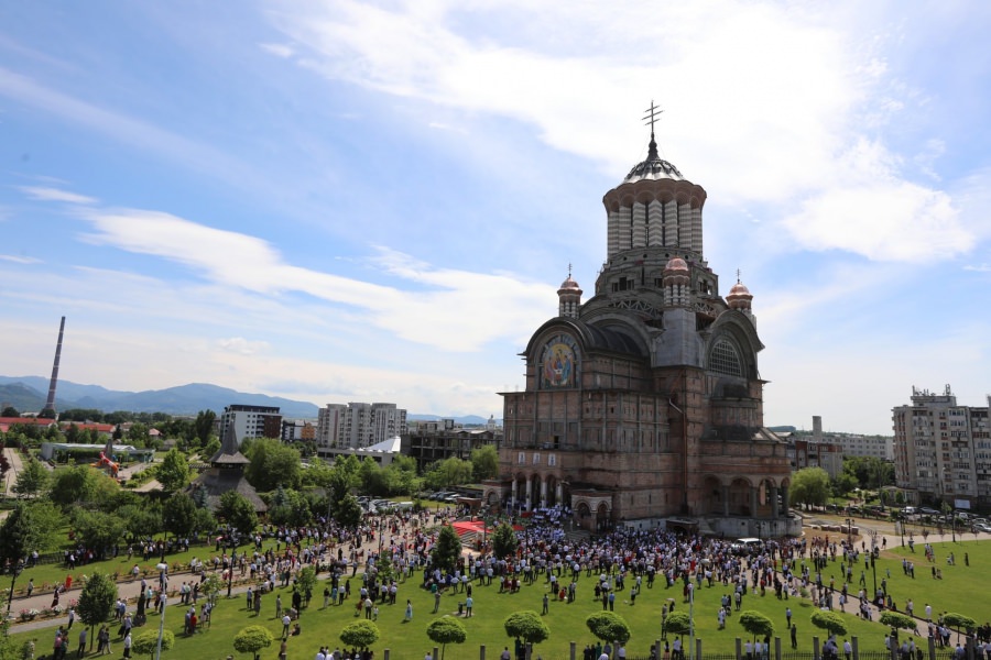 Se împlinesc 19 ani de la târnosirea demisolului Catedralei Episcopale „Sfânta Treime” din Baia Mare