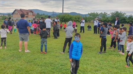Ziua mondială a jocului în Baia Mare: Acțiuni dedicate copiilor de pe Craica. Peste 100 de copii s-au bucurat de animație, jocuri, cântece și dansuri (VIDEO ȘI FOTO)
