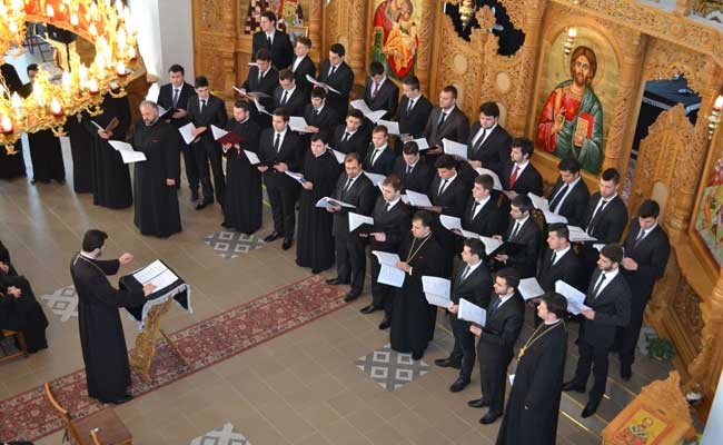 La Mănăstirea Chiuzbaia: Concert extraordinar de folclor în interpretare coral-instrumentală